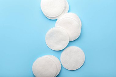 Renk arkaplanındaki pamuk pedler