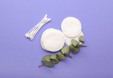 Renk arkaplanına pamuk pedleri, çubuklar ve okaliptüs dalı