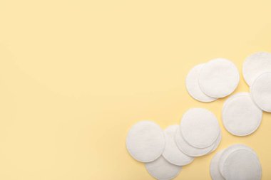 Renk arkaplanındaki pamuk pedler