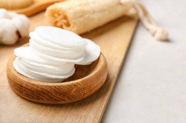 Hafif arkaplanda pamuk yastıklı tutucu, yakın plan