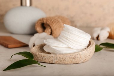 Hafif arkaplanda pamuk yastıklı tutucu, yakın plan