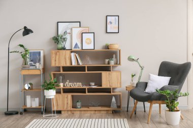 İçinde resimler olan şık bir oturma odası.