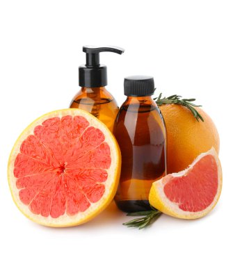 Beyaz arka planda gerekli yağ ve greyfurt şişeleri