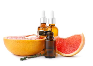 Beyaz arka planda gerekli yağ ve greyfurt şişeleri