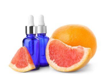 Beyaz arka planda gerekli yağ ve greyfurt şişeleri
