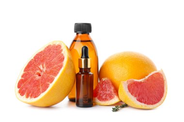 Beyaz arka planda gerekli yağ ve greyfurt şişeleri