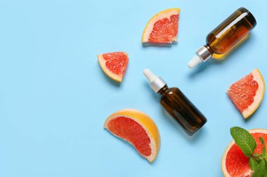 Renkli arka planda gerekli yağ ve greyfurt dilimleri