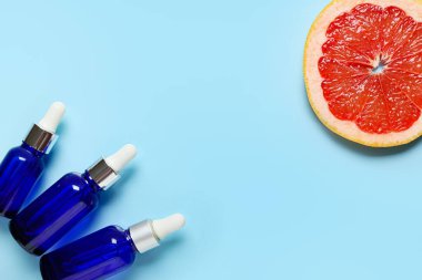 Renkli arka planda gerekli yağ ve greyfurt dilimleri