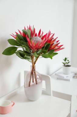 Odanın içindeki masada Protea çiçekleri var.