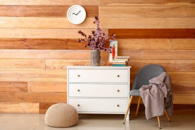 Çiçek açan dalları olan modern bir oda.