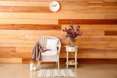 Rahat koltuğu ve çiçek açan dalları olan modern odanın şık iç mekanı.