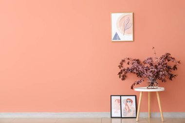 Çiçek açan dalları olan vazolar ve renkli duvarlara yakın resimler.