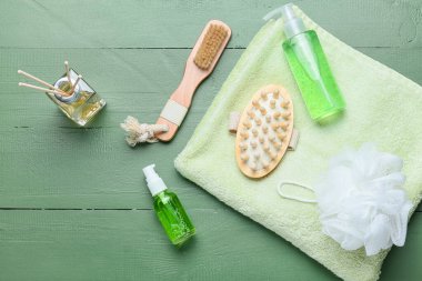 Renkli ahşap arka planda farklı masaj fırçaları olan kompozisyon