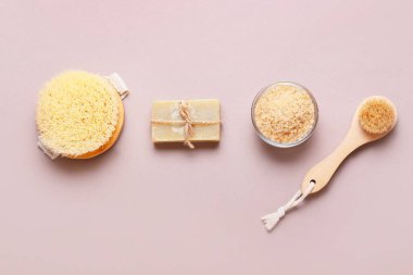 Renkli arkaplanda farklı masaj fırçaları ve banyo malzemeleri