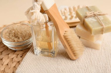 Renkli arkaplanda farklı masaj fırçaları ve banyo malzemeleri