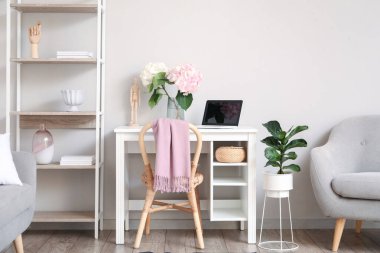 Modern işyerine sahip şık bir oda.