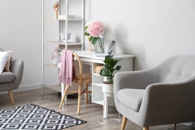 Modern işyerine sahip şık bir oda.