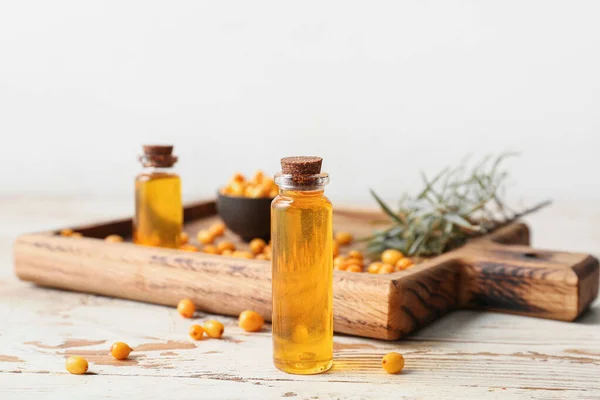 Eine Flasche Ätherisches Aus Sanddorn Auf Dem Tisch — Stockfoto