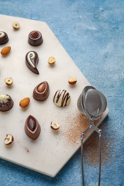 Tablero Con Caramelos Chocolate Dulce Nueces Sobre Fondo Color —  Fotos de Stock