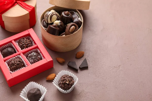 Κουτιά Γλυκές Καραμέλες Σοκολάτας Φόντο Χρώμα — Φωτογραφία Αρχείου