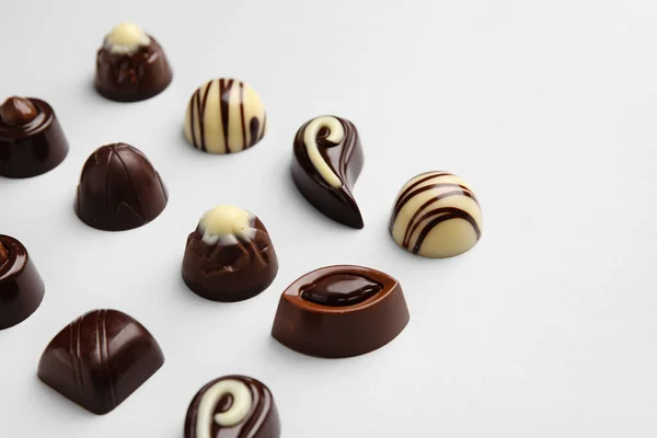 Γλυκές Καραμέλες Σοκολάτας Ελαφρύ Φόντο — Φωτογραφία Αρχείου