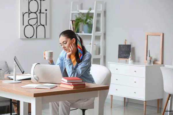 Kvinnlig Student Studerar Online Hemma — Stockfoto