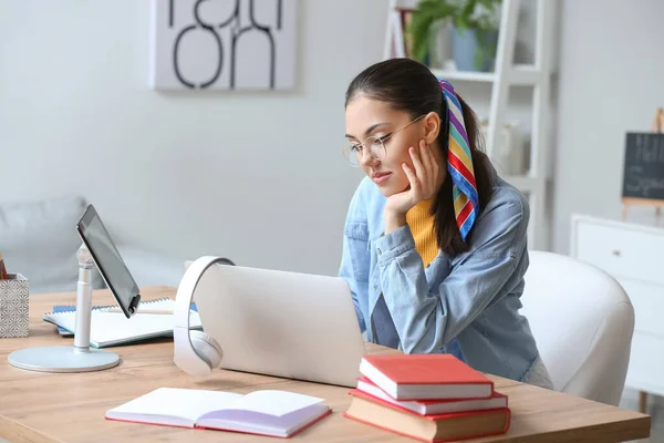 Studentin Lernt Hause Online — Stockfoto