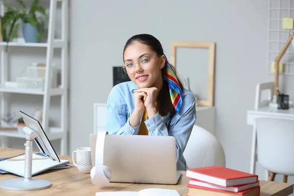 Studentin Lernt Hause Online — Stockfoto