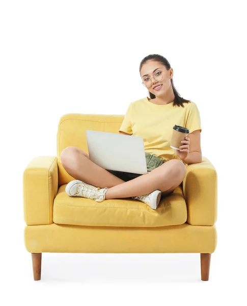 Jonge Vrouw Met Laptop Ontspannen Fauteuil Witte Achtergrond — Stockfoto
