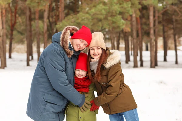 Família Feliz Parque Dia Inverno — Fotografia de Stock