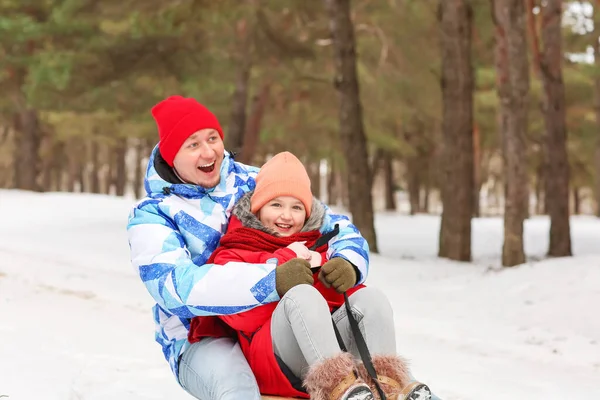 Pai Feliz Sua Filhinha Passeando Parque Dia Inverno — Fotografia de Stock