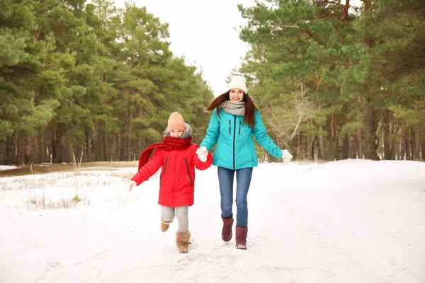 Mãe Feliz Sua Filhinha Parque Dia Inverno — Fotografia de Stock