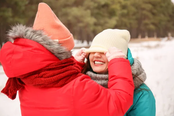 Happy Mother Her Little Daughter Park Winter Day — Stock Photo, Image