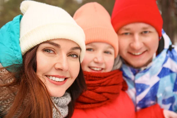 Felice Famiglia Prendendo Selfie Nel Parco Nella Giornata Invernale — Foto Stock