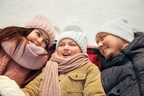 Lycklig Familj Som Ligger Snö Parken — Stockfoto