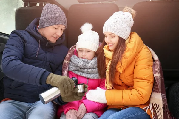 Gelukkige Familie Drinken Hete Thee Het Park Winterdag — Stockfoto