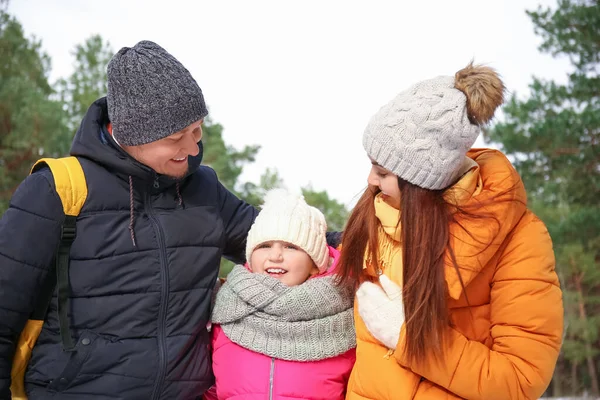 Família Feliz Andando Parque Dia Inverno — Fotografia de Stock