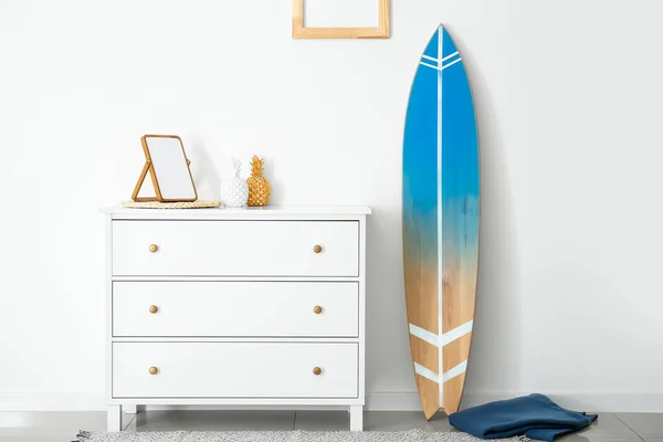 Interior Modern Stylish Room Chest Drawers Surfboard — Stock Photo, Image