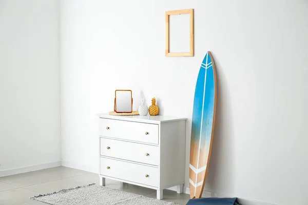 Interior Modern Stylish Room Chest Drawers Surfboard — Stock Photo, Image