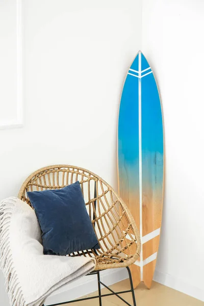 Intérieur Chambre Élégante Moderne Avec Fauteuil Planche Surf — Photo