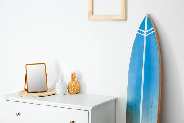 Intérieur Chambre Élégante Moderne Avec Commode Planche Surf — Photo