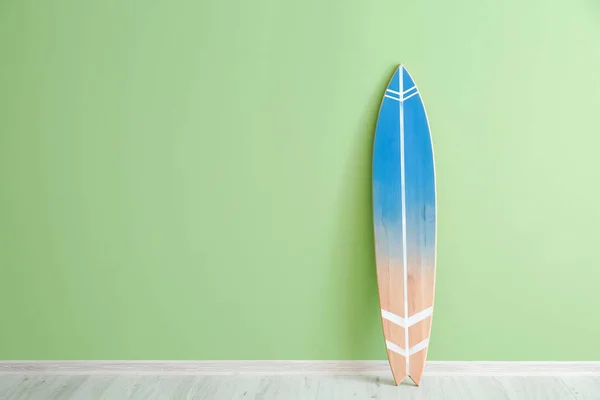 Renkli Duvarın Yanında Mavi Sörf Tahtası — Stok fotoğraf