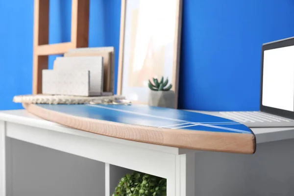 Surfboard Table Modern Room — Stock Photo, Image