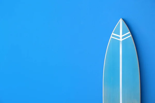 Blaues Surfbrett Auf Farbigem Hintergrund — Stockfoto