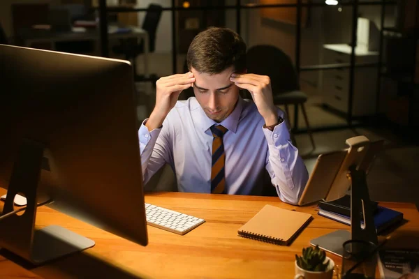 Стрессовый Бизнесмен Работает Офисе Поздно Ночью — стоковое фото