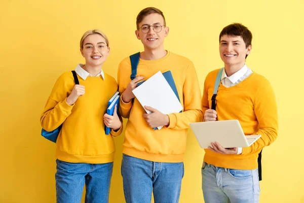 色の背景に学生のグループ — ストック写真