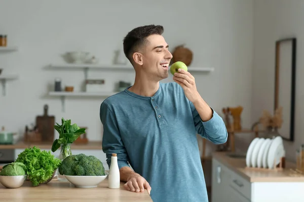 Junger Mann Isst Apfel Küche — Stockfoto