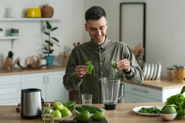 Genç Adam Mutfakta Sağlıklı Yeşil Smoothie Hazırlıyor — Stok fotoğraf
