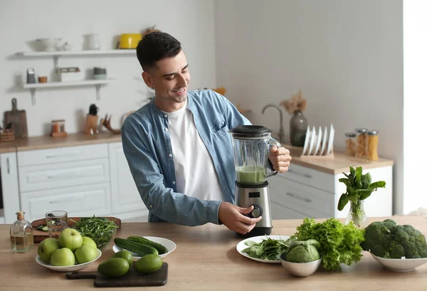 Ung Man Förbereder Hälsosam Grön Smoothie Köket — Stockfoto