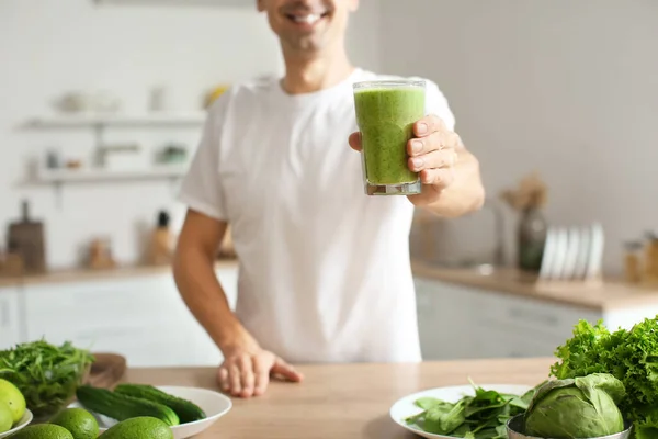 Young Man Glass Healthy Green Smoothie Kitchen — Stockfoto